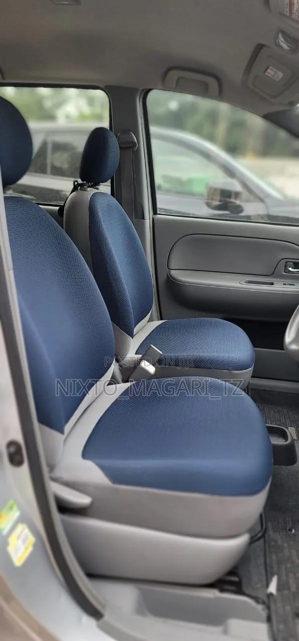 Toyota Sienta 2004 Silver