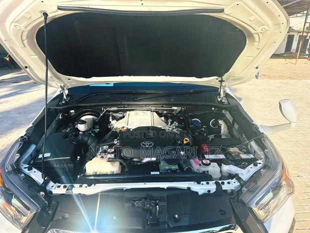 Toyota Hilux 2021 White