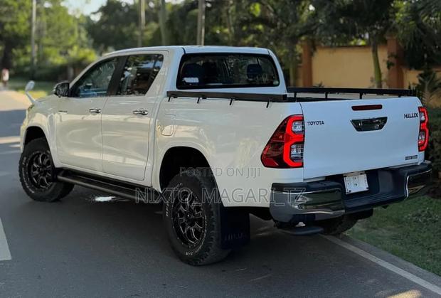 Toyota Hilux 2021 White