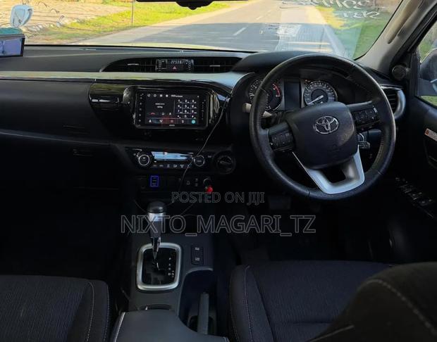 Toyota Hilux 2021 White