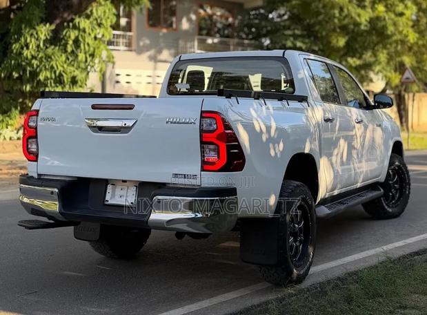Toyota Hilux 2021 White