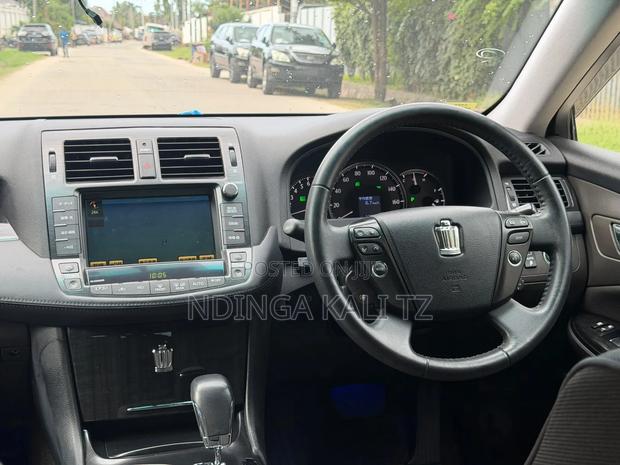 Toyota Crown 2010 Black