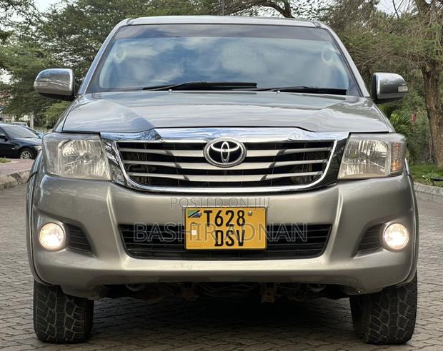 Toyota Hilux 2015 Gray