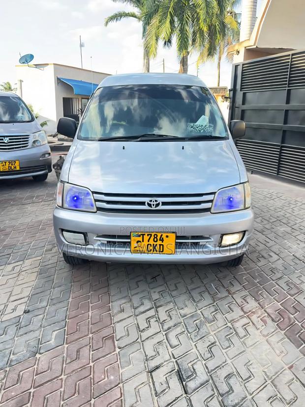 Toyota Noah 2001