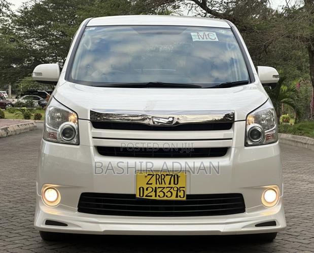 Toyota Noah 2.0 143hp FWD (8 Seater) 2009 White
