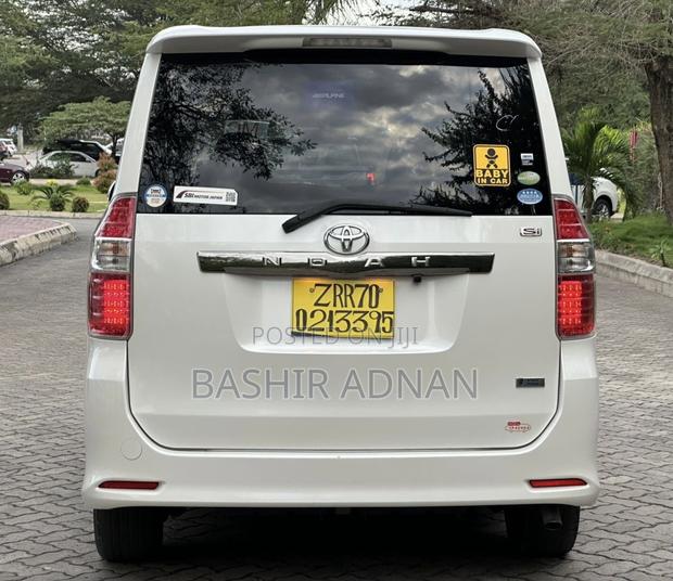 Toyota Noah 2.0 143hp FWD (8 Seater) 2009 White