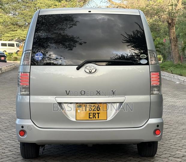 Toyota Voxy 2006 Silver