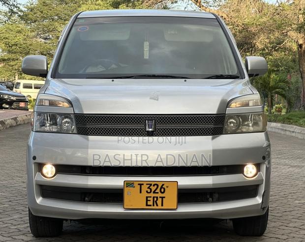 Toyota Voxy 2006 Silver