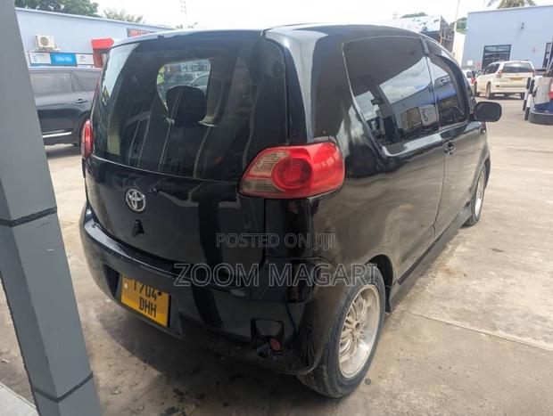 Toyota Porte 2004 Black