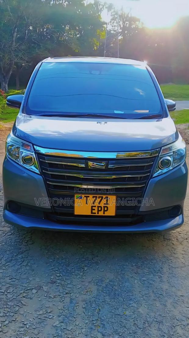 Toyota Noah 2016