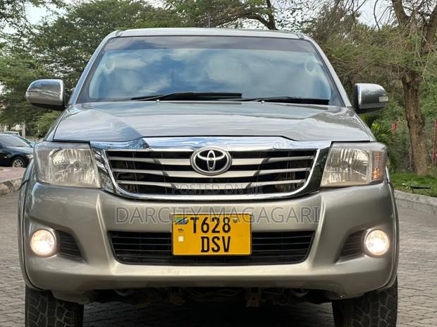 Toyota Hilux 2015 Gray