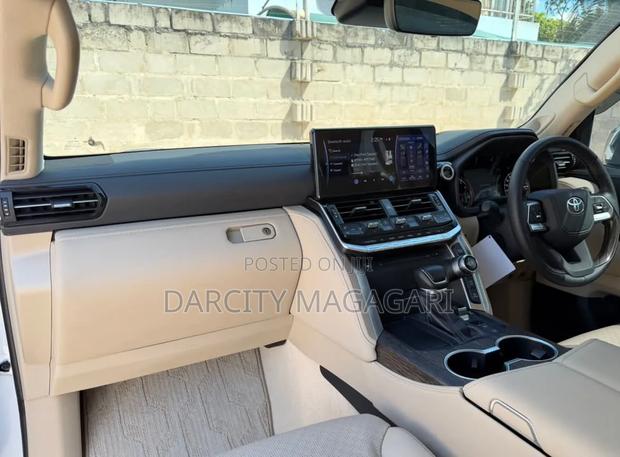 Toyota Land Cruiser 2024 White