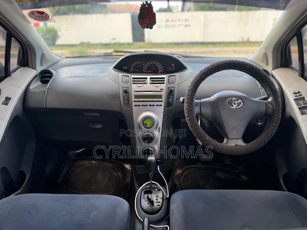 Toyota Vitz 2006 Silver