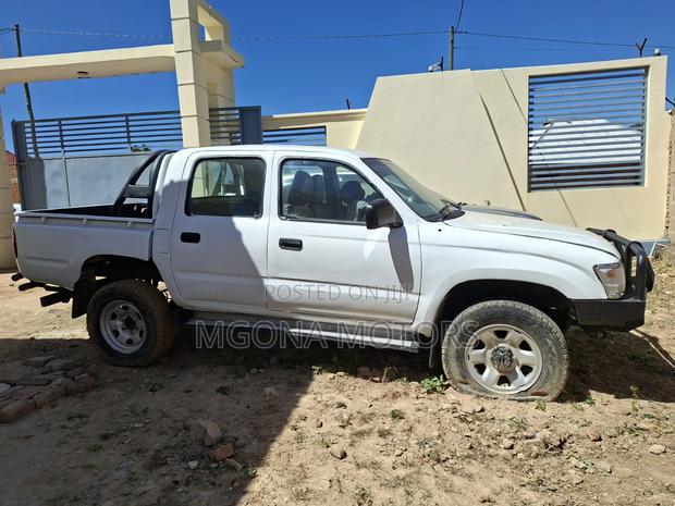 Toyota Hilux 1995 Off white