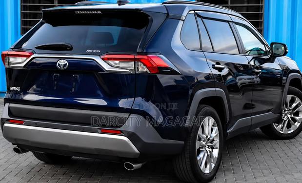 Toyota RAV4 2021 Blue
