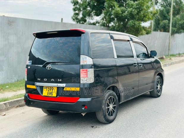Toyota Noah 2.0 AWD (8 Seater) 2003 Black