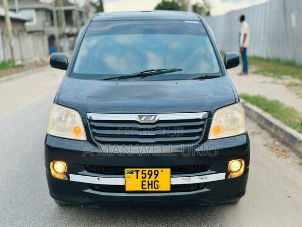 Toyota Noah 2.0 AWD (8 Seater) 2003 Black