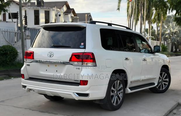 Toyota Land Cruiser 2016 White