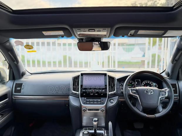 Toyota Land Cruiser 2016 White