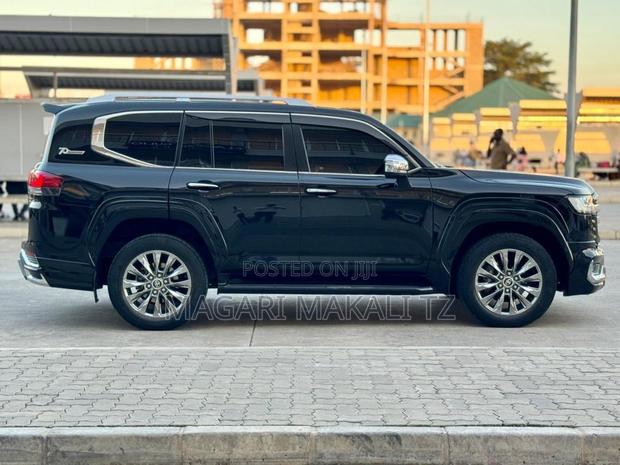 Toyota Land Cruiser LC300 2023 Black