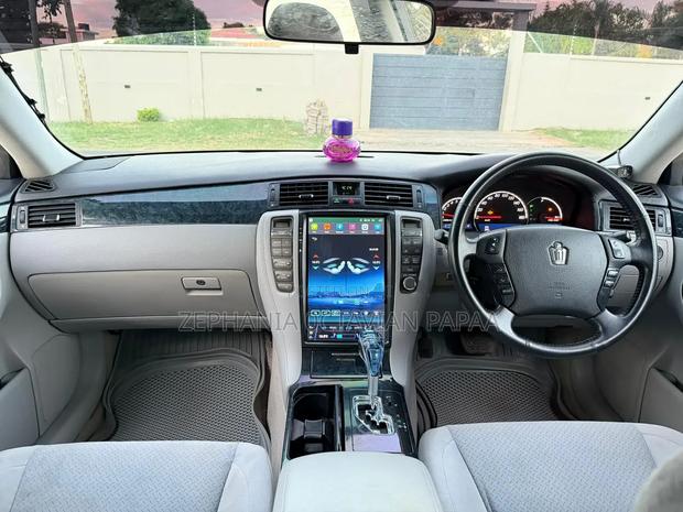 Toyota Crown 2006 White