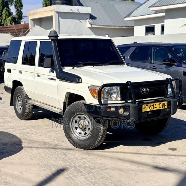 Toyota Land Cruiser 2018 White