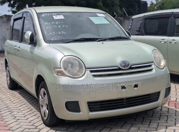 Toyota Sienta 2004 Green