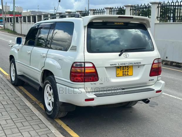 Toyota Land Cruiser 2001 White