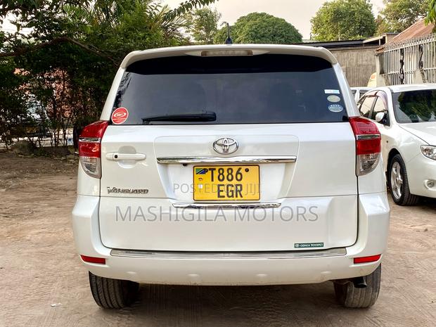 Toyota Vanguard 2012 White