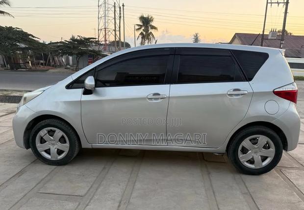 Toyota Ractis 2012 Silver