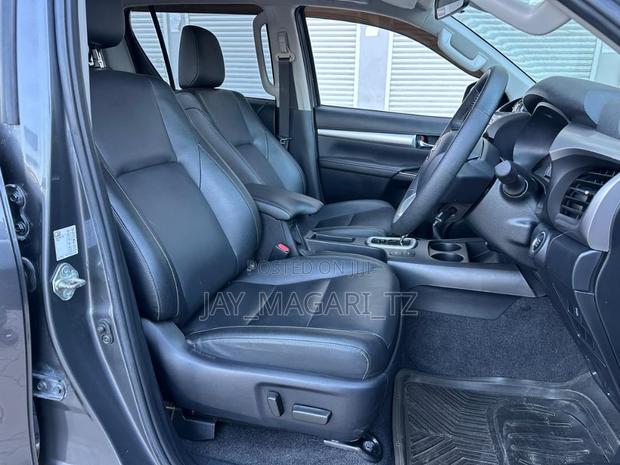 Toyota Hilux 2021 Gray