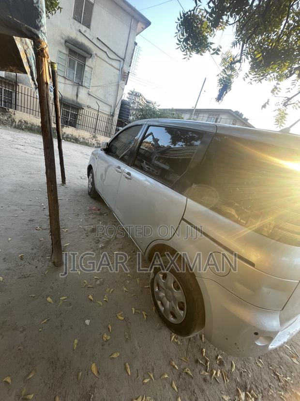 Toyota Sienta 2005 Silver