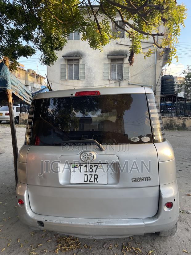 Toyota Sienta 2005 Silver