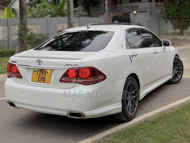 Toyota Crown 2009 White