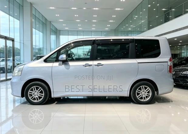 Toyota Noah 2009 Blue