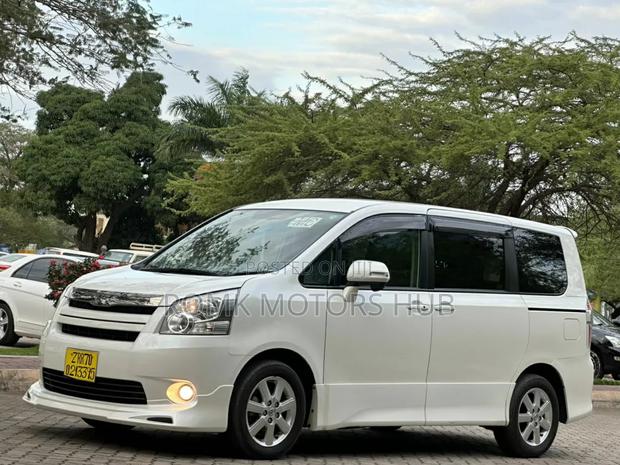 Toyota Noah 2009 White