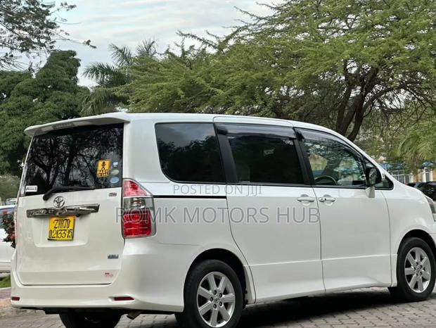 Toyota Noah 2009 White