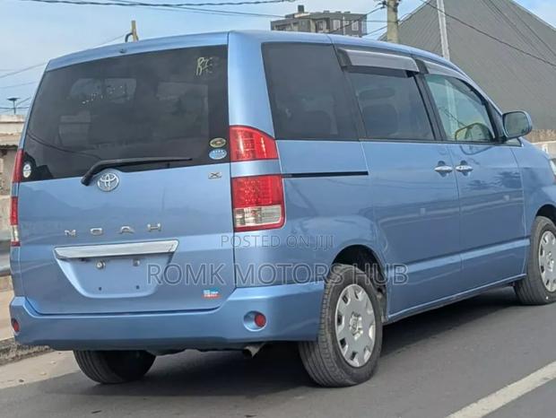 Toyota Noah 2009 Blue