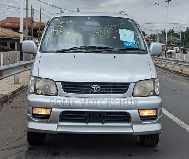Toyota Noah 2001 Silver