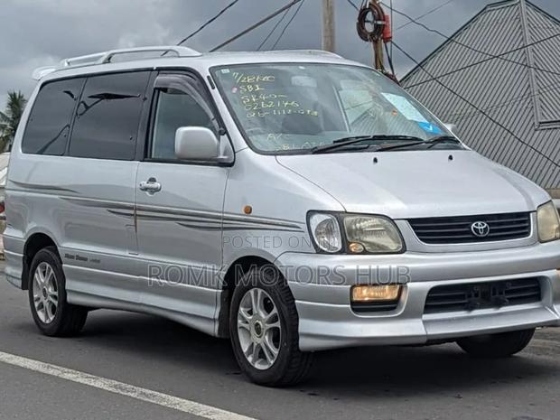 Toyota Noah 2001 Silver