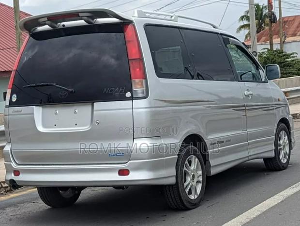 Toyota Noah 2001 Silver