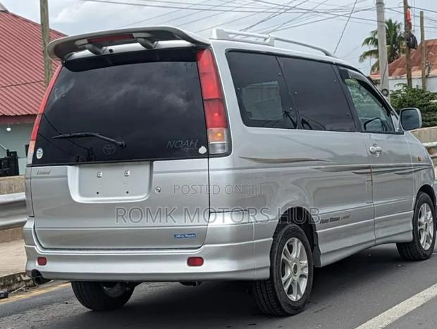 Toyota Noah 2001 Silver