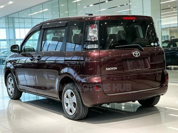 Toyota Sienta 2011 Brown