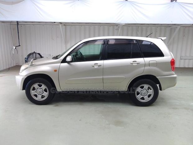 Toyota RAV4 Base FWD 2001 Gold