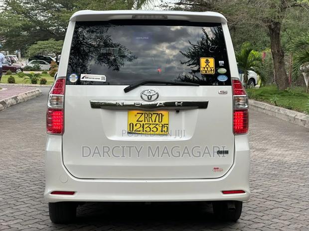 Toyota Noah 2009 Silver