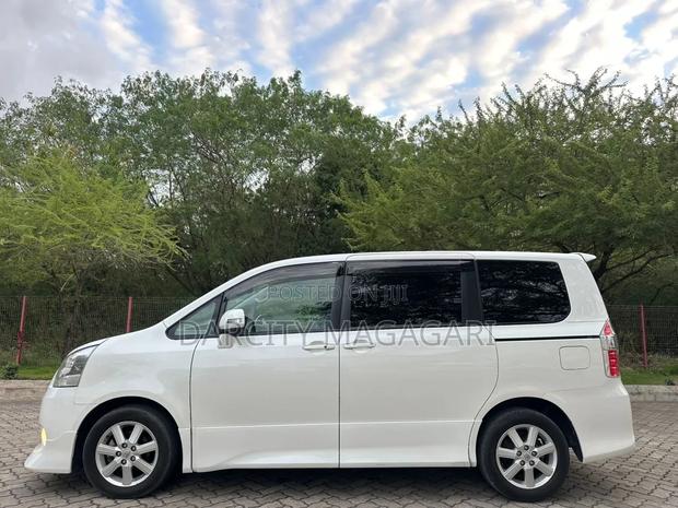 Toyota Noah 2009 Silver