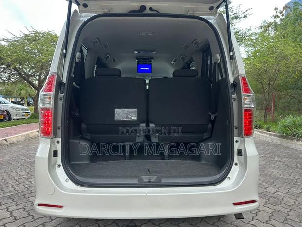 Toyota Noah 2009 Silver