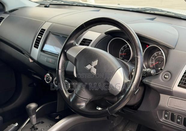 Mitsubishi Outlander 2011 White