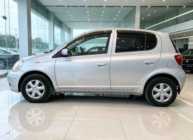 Toyota Vitz 2002 Silver