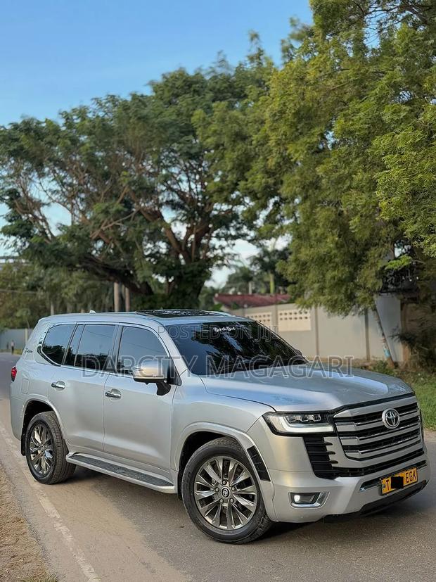 Toyota Land Cruiser 2023 Silver